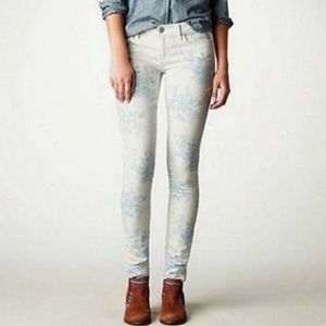HOST PICK 8/25!🎉 American Eagle Outfitters // white & blue floral jeggings 🤍💙